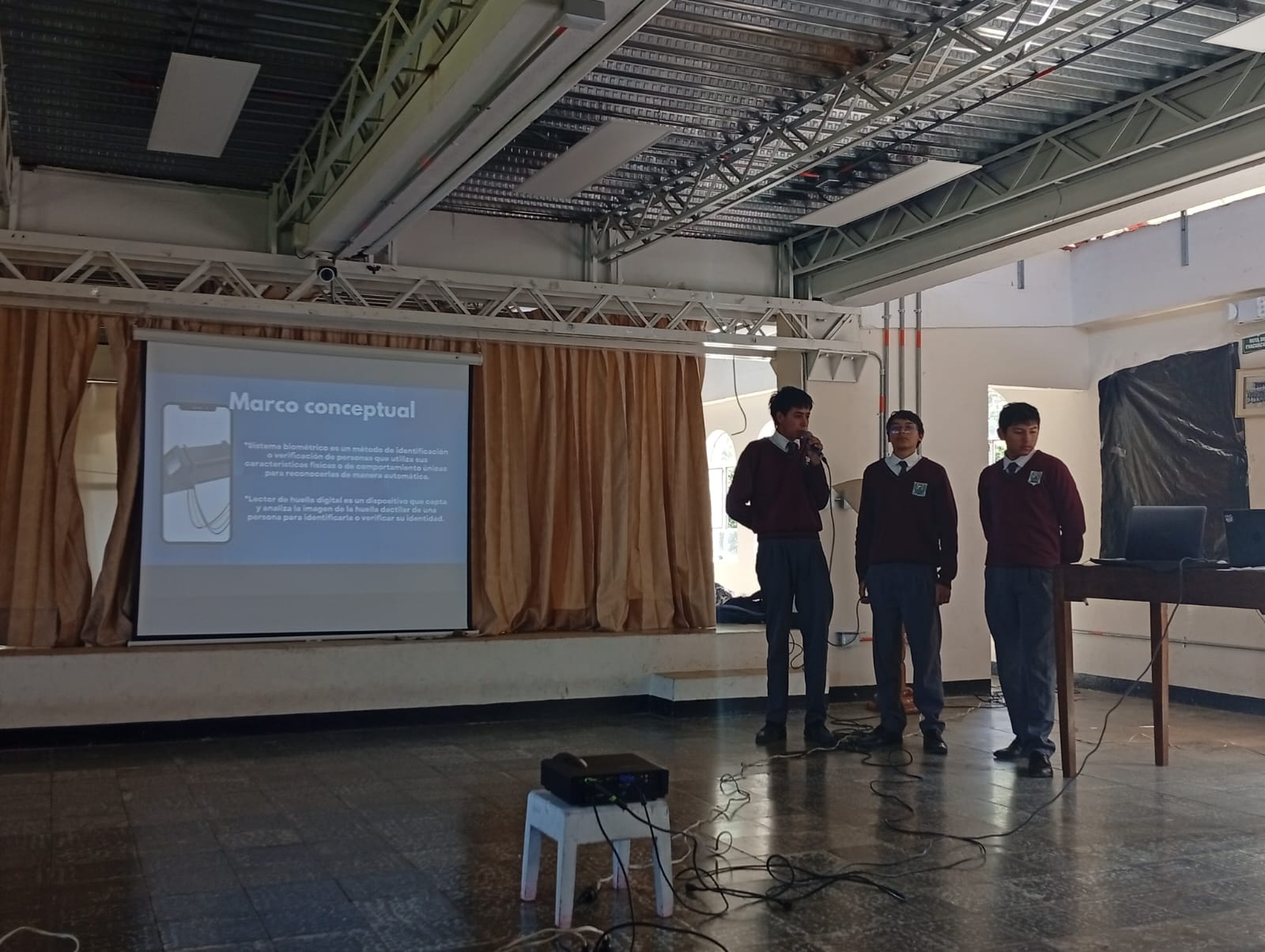 Actividad con estudiantes en las instalaciones del colegio