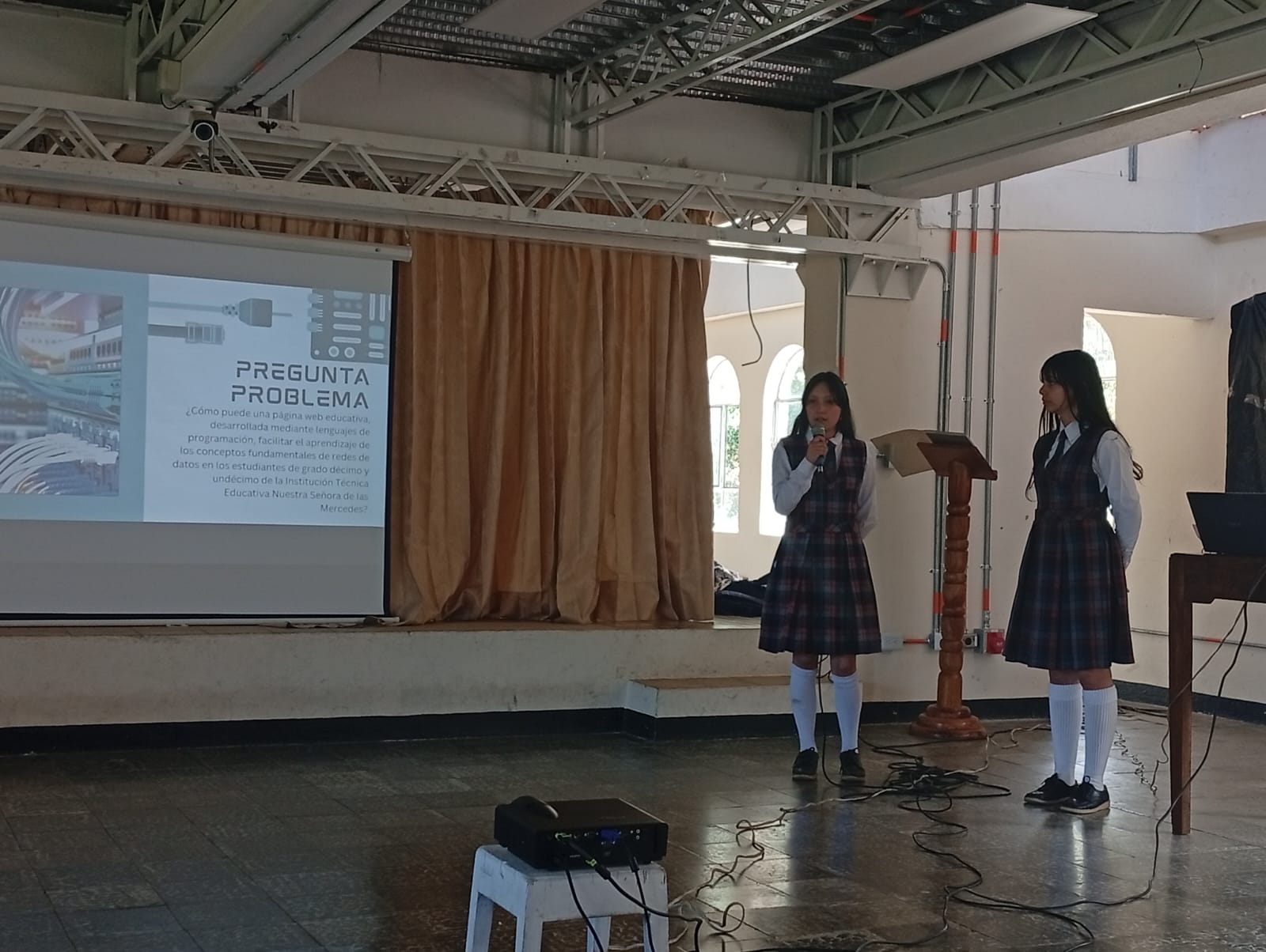 Estudiantes reunidos en el patio del colegio