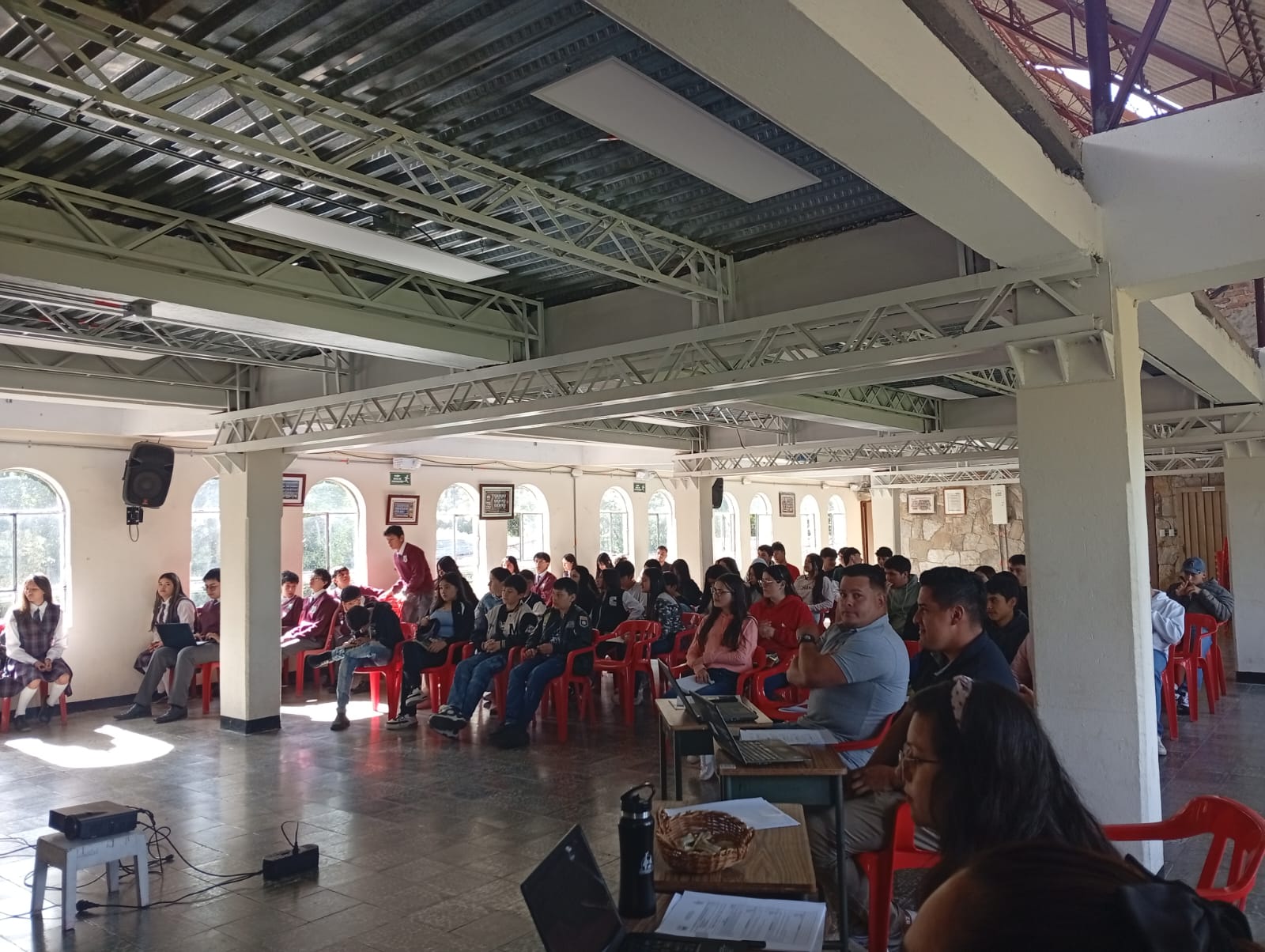 Estudiantes del colegio en una actividad institucional