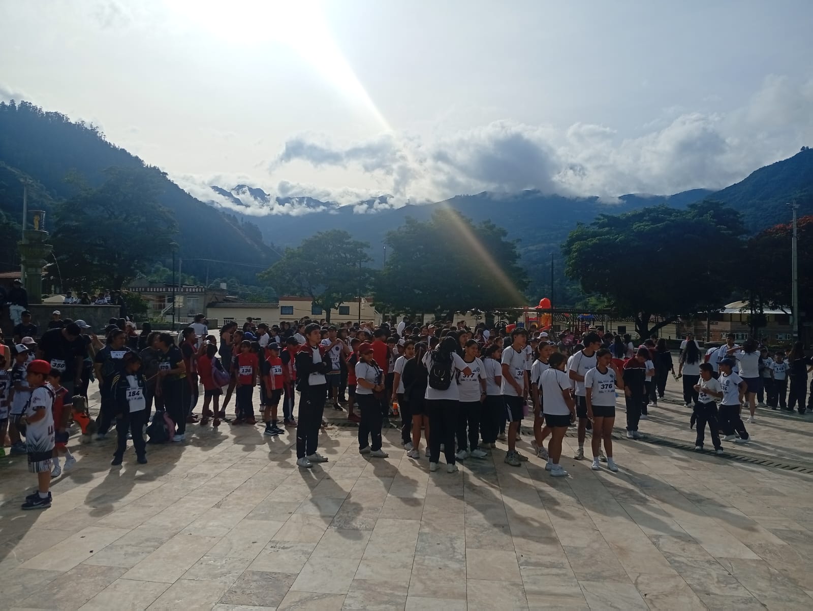 Comunidad educativa durante una jornada del colegio