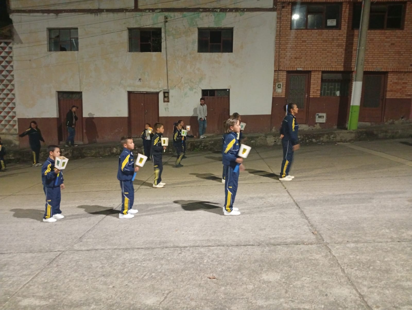 Faroles elaborados por los estudiantes en la celebración a la Virgen del Carmen