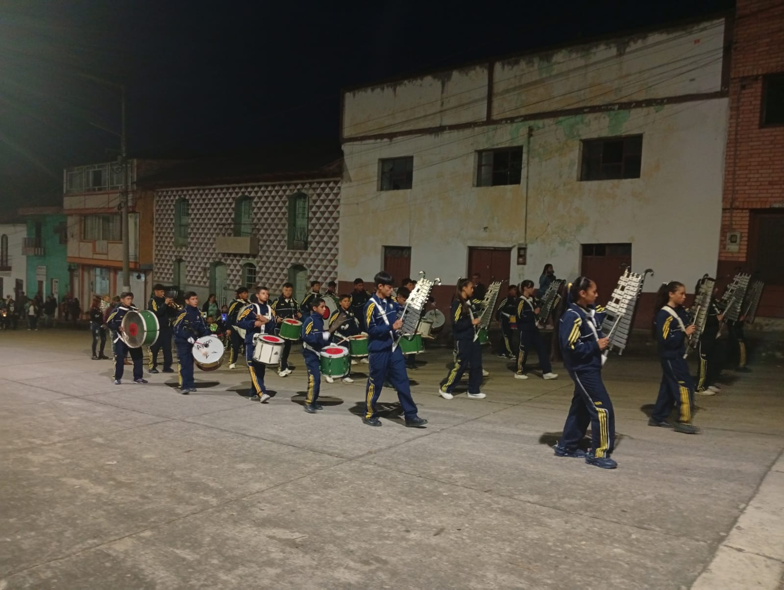 Banda marcial acompañando el desfile de faroles