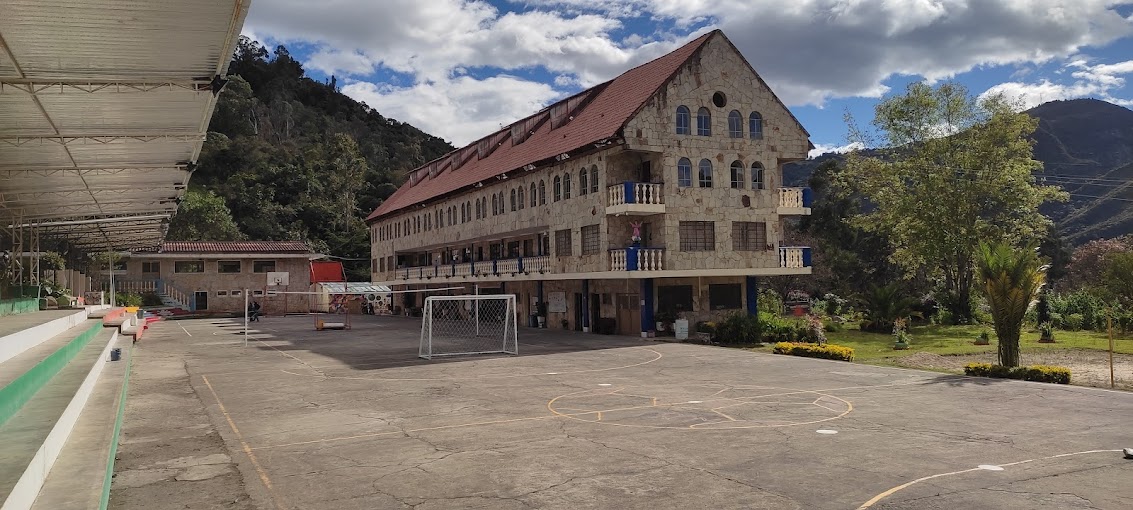 Panorámica del colegio y su comunidad educativa en La Uvita, Boyacá