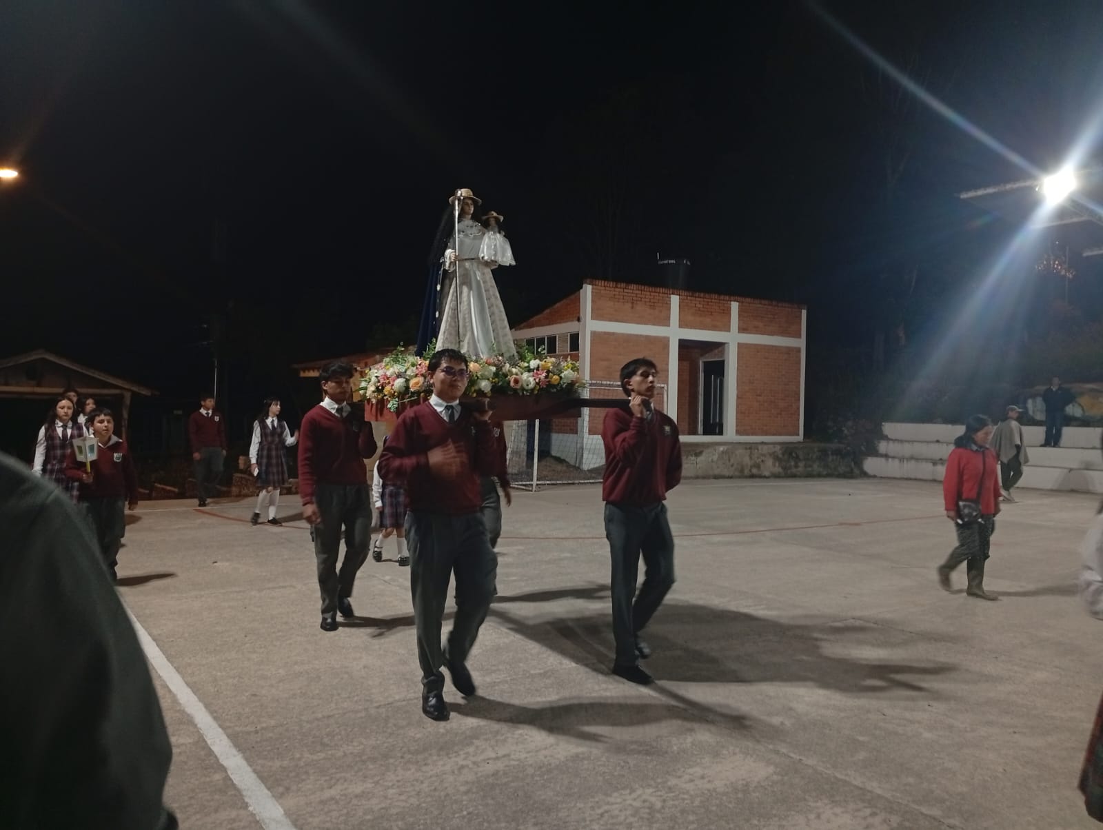 Farol con la imagen de la Virgen en la celebración